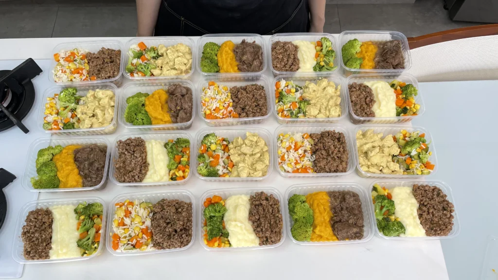 conjuntos de marmita fitness sobre bancada