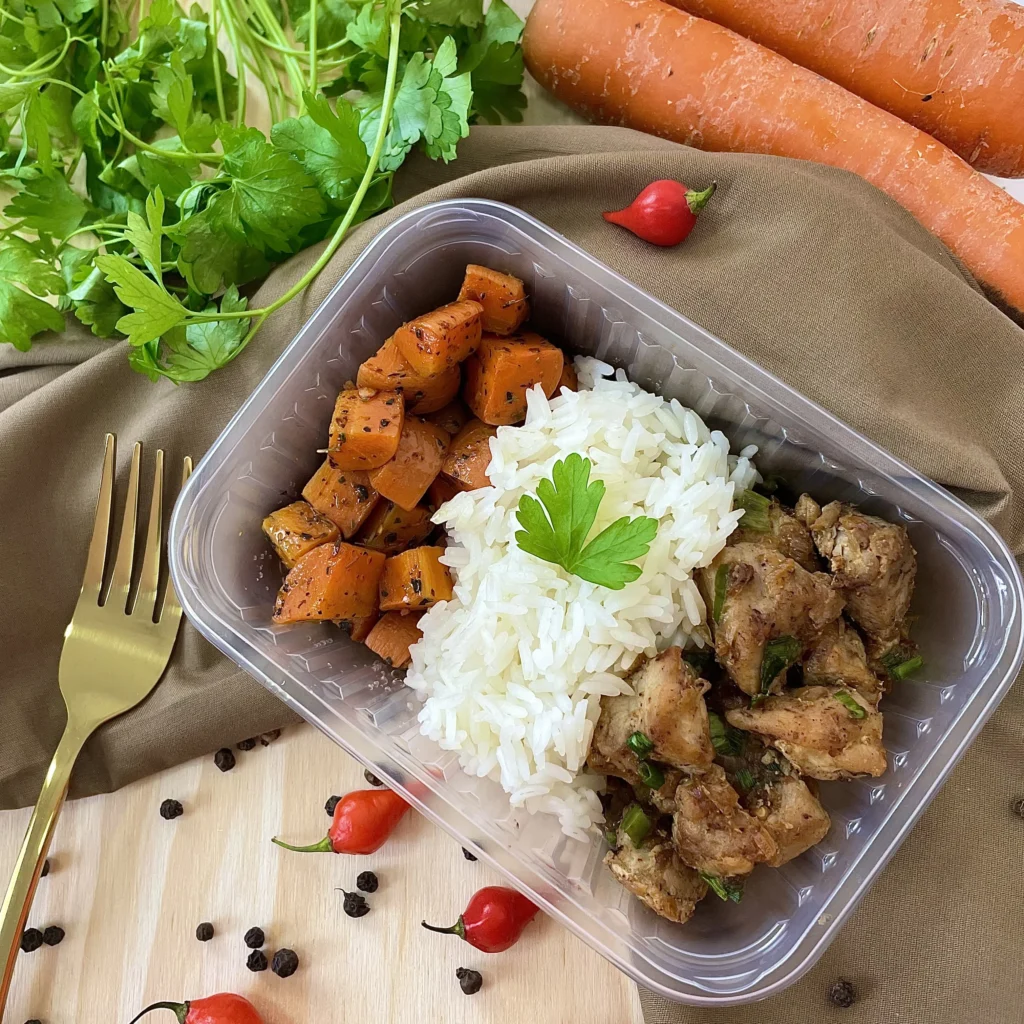 marmita fitness cenoura arroz e frango com garfo ao lado